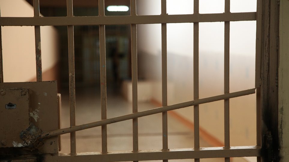 Φυλάκιση ενός έτους σε 50χρονο στον Βόλο που απείλησε να κάψει την κόρη και την εγγονή του
