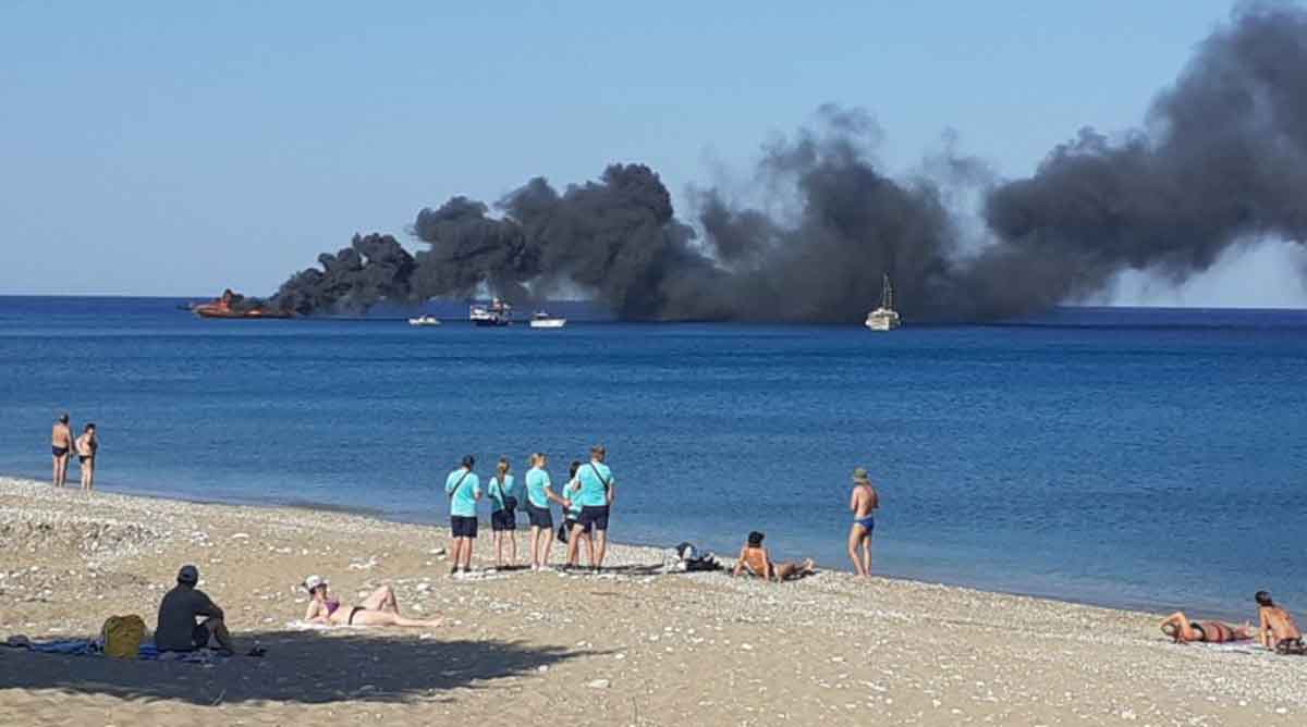 Φωτιά σε θαλάσσια περιοχή ανάμεσα σε Παξούς και Κέρκυρα - Αγωνία για την ασφάλεια των 15 επιβατών σε τουριστικό σκάφος