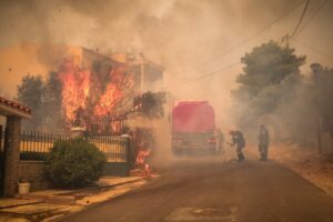 Φωτιά στην Φυλή: Οι φλόγες κατευθύνονται προς την Πάρνηθα – Παρανάλωμα του πυρρός σπίτια στην Χασιά