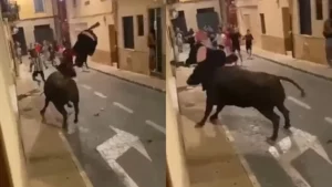 Ανατριχιαστική στιγμή: Ταύρος ποδοπατάει έφηβο στη μέση του δρόμου (βίντεο)