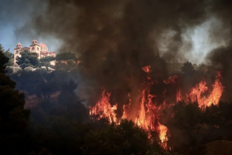 Φωτιά στον Ασπρόπυργο: Μάχη με τις αναζωπυρώσεις – Μήνυμα 112 για εκκένωση της περιοχής Σοφό προς Αττική Οδό