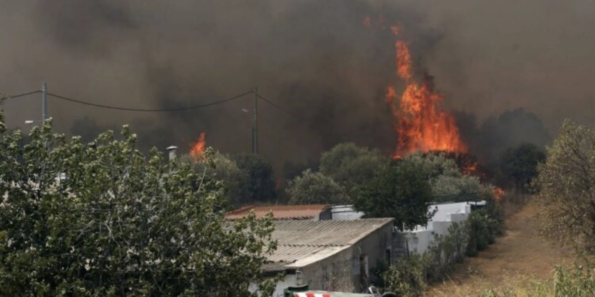 Live Update - Φωτιά στην Πάρνηθα: Καίγονται σπίτια, εκκενώθηκαν οικισμοί - Στον Εθνικό Δρυμό οι φλόγες