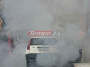 Πάτρα: Φωτιά σε κινούμενο αυτοκίνητο με γυναίκα οδηγό - Είχε μέσα τα εγγόνια της