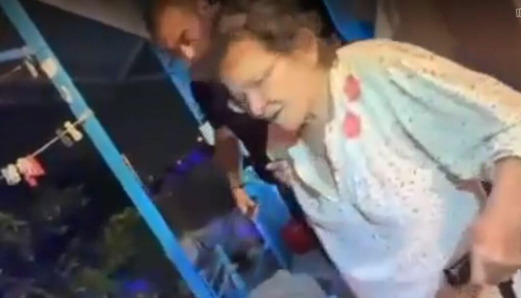 Συγκινητικό βίντεο: Η φιλόξενη γιαγιά που ήθελε να κεράσει καφέ στους αστυνομικούς που την απεγκλώβισαν από τις φλόγες στην Φυλή