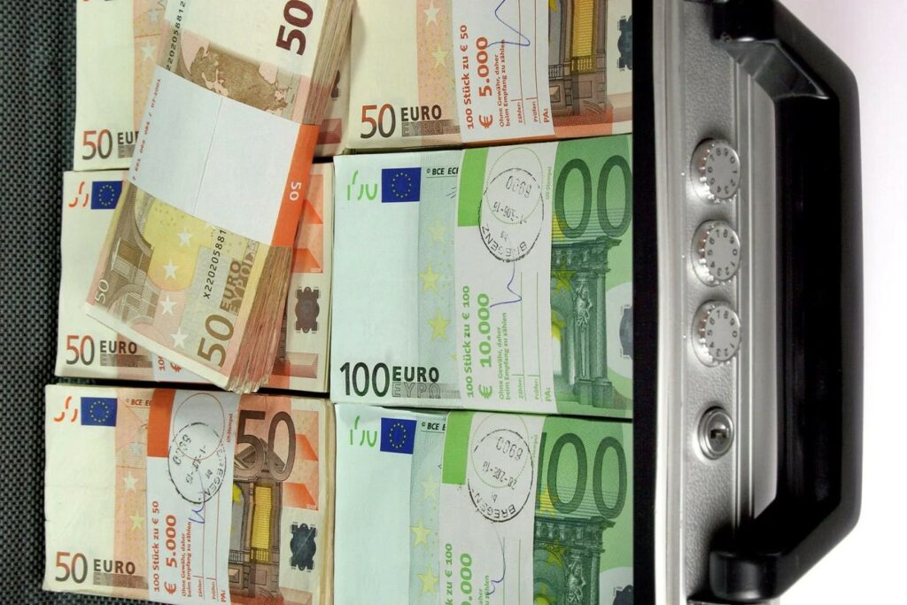ΑΑΔΕ: Θα εισπράξει τώρα από τους μεγαλοοφειλέτες ή μία από τα ίδια, όπως εδώ και δεκαετίες;