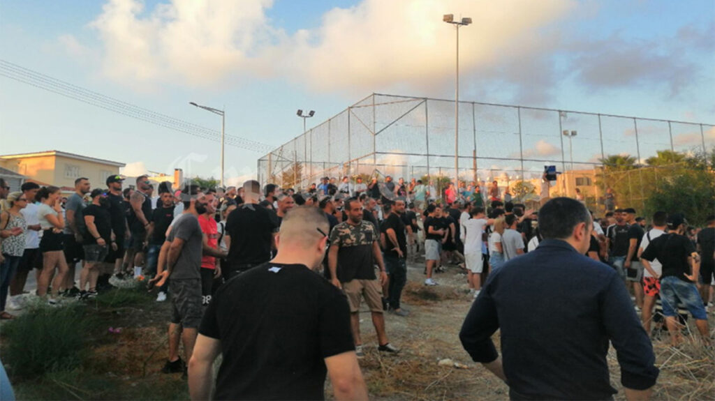 Κύπρος: Πετροπόλεμος από αλλοδαπούς - Στους δρόμους με φτυάρια και μαχαίρια Ελληνοκύπριοι