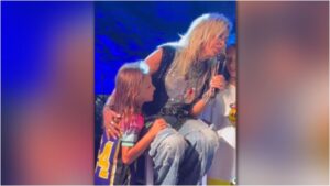 Άννα Βίσση: Βίντεο που τραγουδάει με τα δύο εγγόνια της στη σκηνή