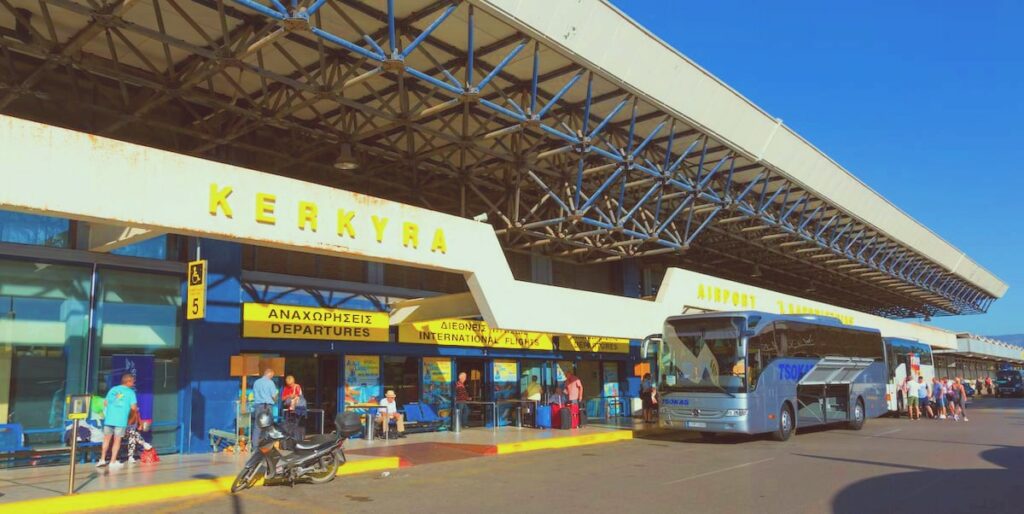 Ξέμειναν ή όχι στην Κέρκυρα, βρετανοί τουρίστες; Τα παρεπόμενα από το μπλακ άουτ στα συστήματα εναέριας κυκλοφορίας