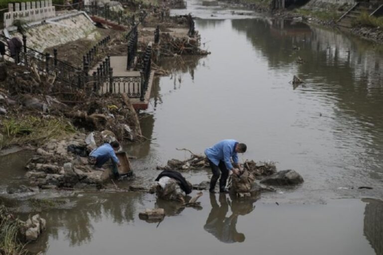 Βιβλικές καταστροφές στην Κίνα - Τουλάχιστον 4 νεκροί από τις σφοδρές βροχοπτώσεις
