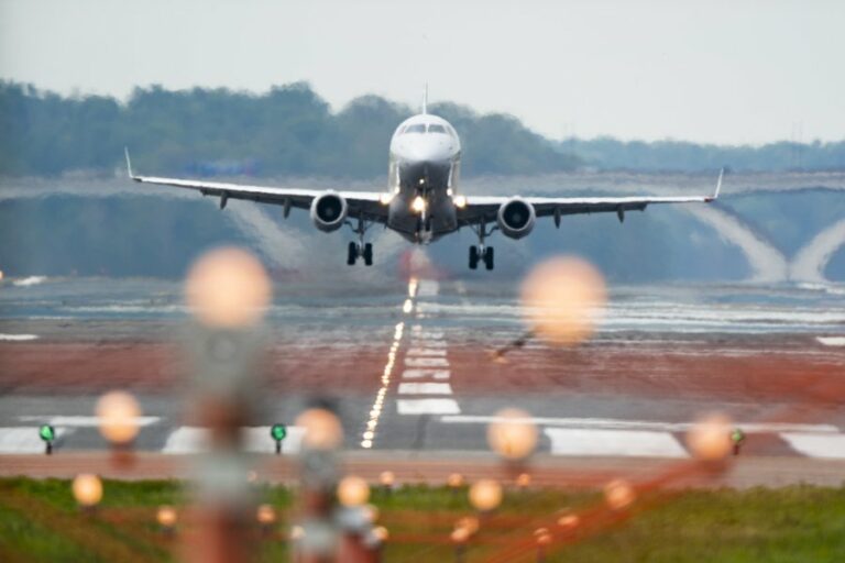 Βρετανία: Πόσο στοίχησε το «τεχνικό πρόβλημα» στις αεροπορικές εταιρείες