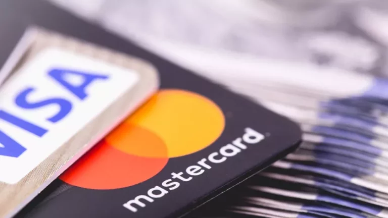 Visa και Mastercard ετοιμάζουν αυξήσεις στην προμήθειά των καρτών