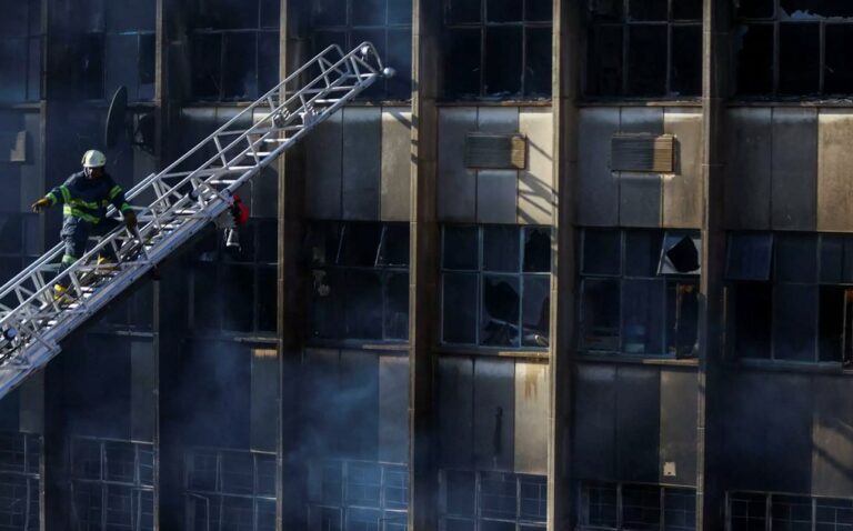 Τραγωδία στο Γιοχάνεσμπουργκ: Στους 63 οι νεκροί από πυρκαγιά σε πενταώροφο κτίριο