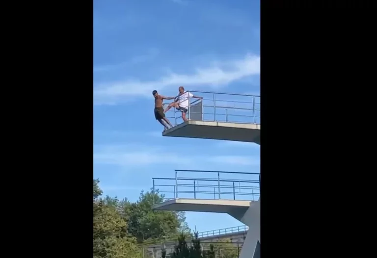 Ναυαγοσώστης αναγκάζει άντρα να πηδήξει από βατήρα 10 μέτρων - Τον σπρώχνει
