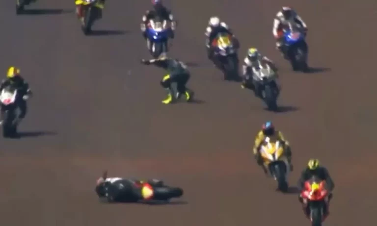Νεκροί δύο αναβάτες σε αγώνα μοτοσικλέτας - Προσοχή σκληρό video