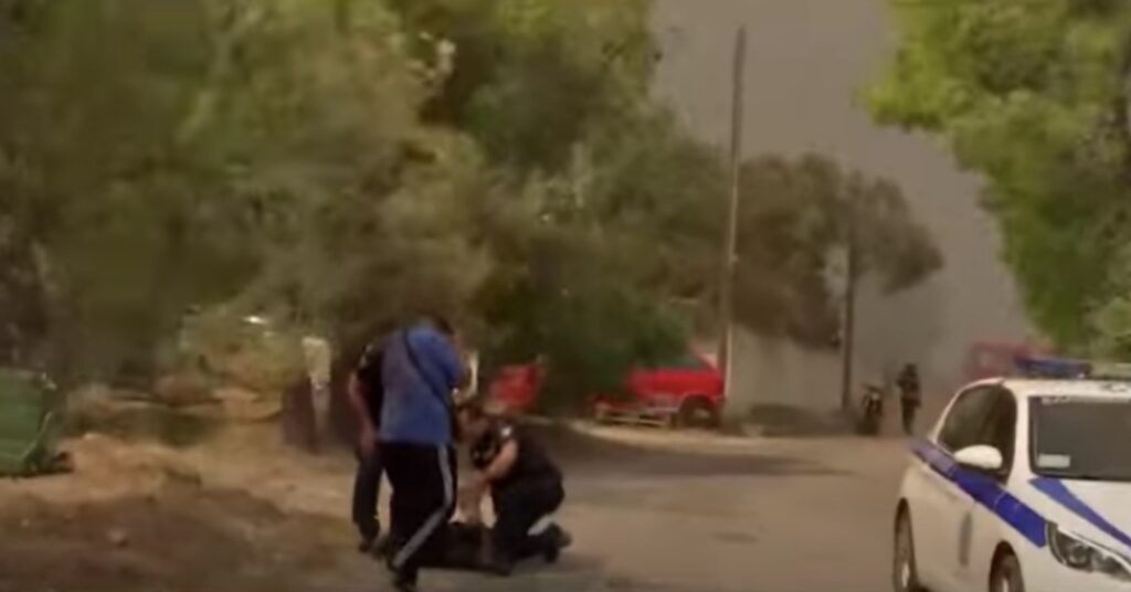 Φωτιά στην Πάρνηθα: Εθελοντής λιποθύμησε -Δεν μπορούσε να αναπνεύσει από τους καπνούς