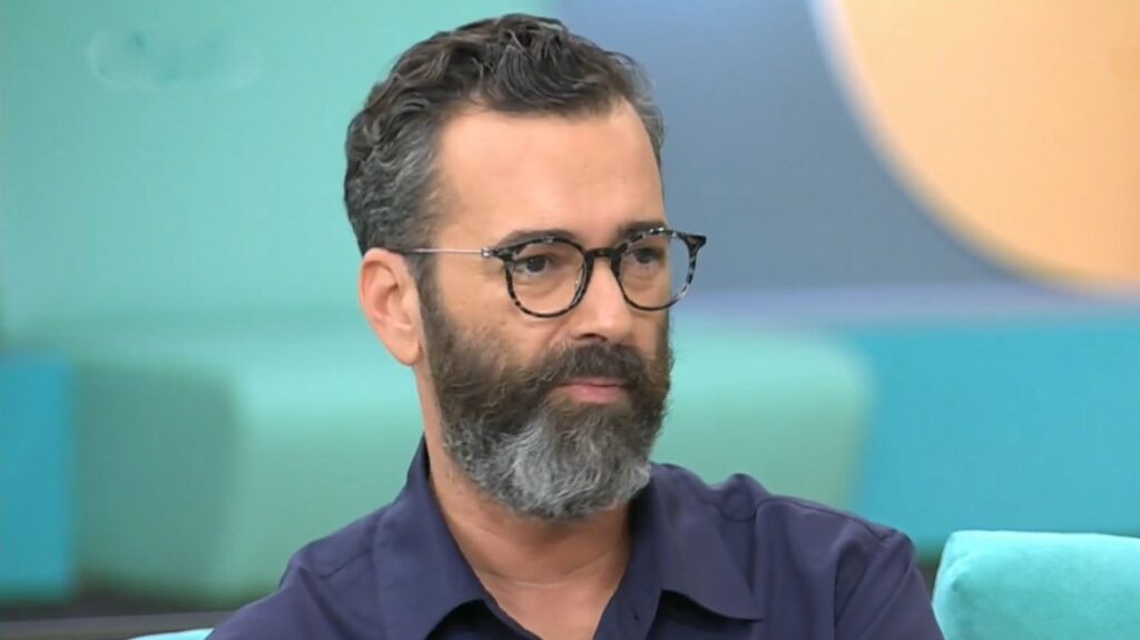 Άγγελος Μπράτης: Ποζάρει γυμνός στις διακοπές του