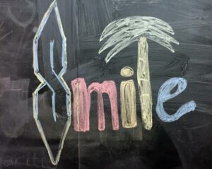 Ταξίδι στον χρόνο: Τι συμβολίζει τελικά το «S» στη λέξη «Smile» που σχεδιάζαμε όλοι στα τετράδια μας;