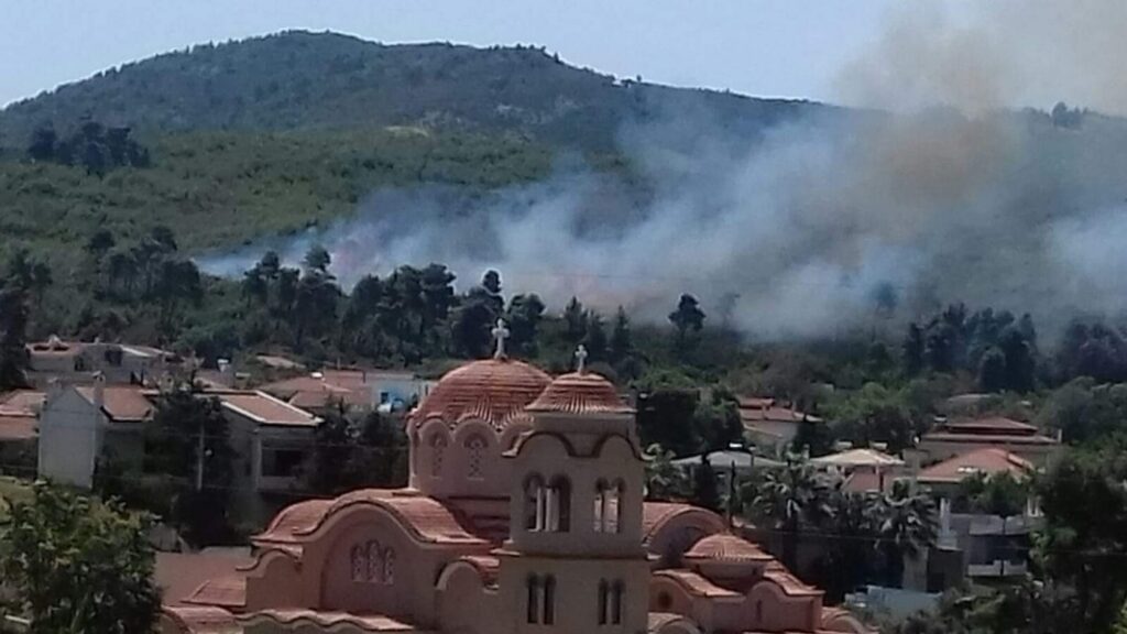 Φωτιά στη Σταμάτα: Μήνυμα του 112 - «Παραμείνετε σε ετοιμότητα»