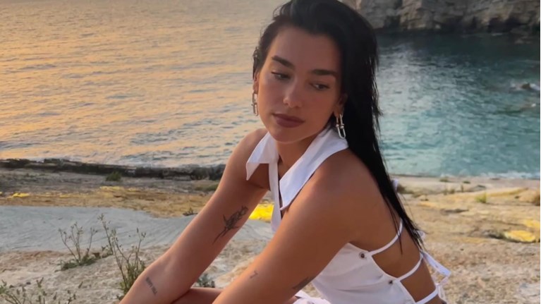 Η Dua Lipa μοιράζεται το μυστικό της για πιο απολαυστική σεξουαλική ζωή