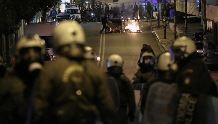 Ζωγράφου: Φωτιές και αναταραχή έξω από τη φοιτητική εστία στα Ιλίσια