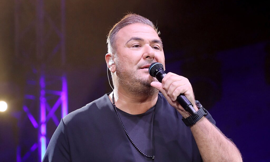 Συγκίνησε ο Ρέμος επί σκηνής - Τραγούδησε ακυκλοφόρητο κομμάτι του Βαρδή (βίντεο)