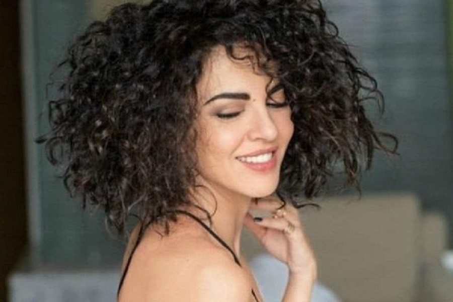 Η Μαρία Σολωμού με ολόχρυσο σύνολο και ράστα στην Κύθνο: Μια εντυπωσιακή εμφάνιση