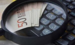 Φορολογικές δηλώσεις 2025: Ποιοι κινδυνεύουν με πρόστιμα από 2.500 ευρώ έως και 100.000 ευρώ