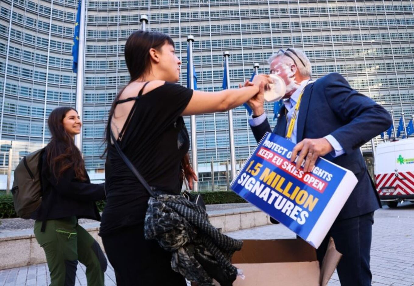Ακτιβίστριες "επιτέθηκαν" με τούρτες στον CEO της Ryanair (βίντεο)