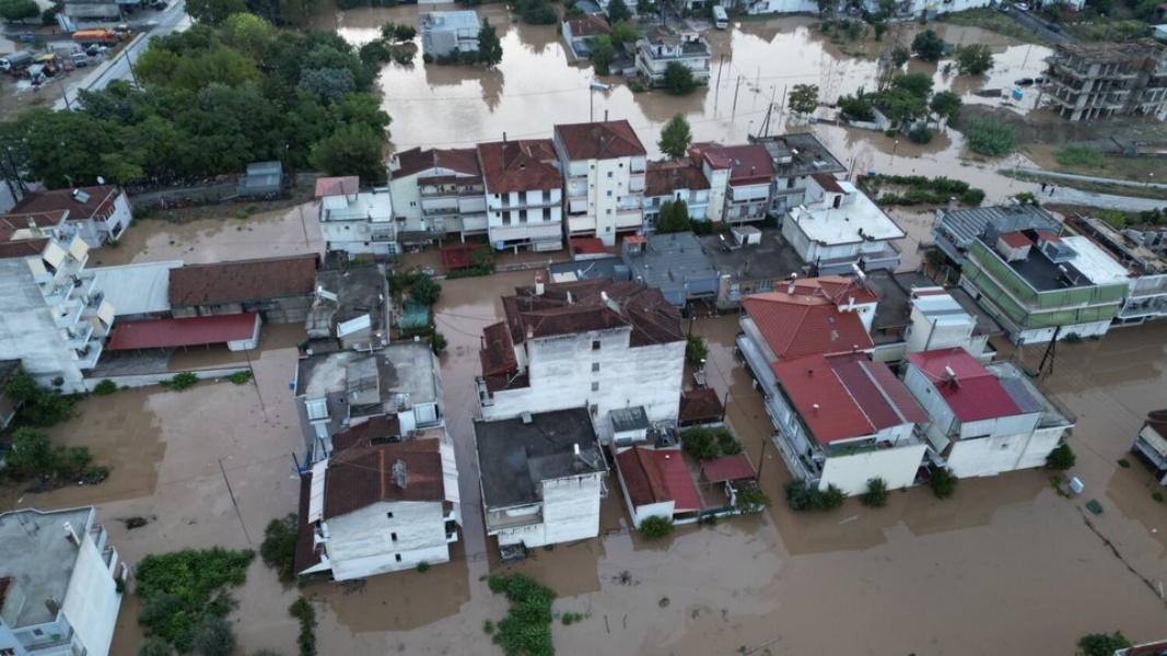 Λάρισα: Πλημμύρισε η συνοικία του Αγίου Θωμά -Το νερό κάλυψε δρόμους, αυλές, αυτοκίνητα (video)