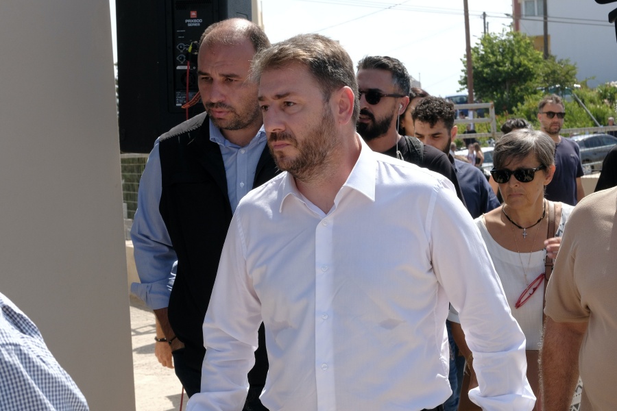 Στην κηδεία του Αντώνη Καρυώτη ο Ανδρουλάκης: Να μη γίνει η κοινωνία μας μια ζούγκλα βιαιότητας και διαφθοράς