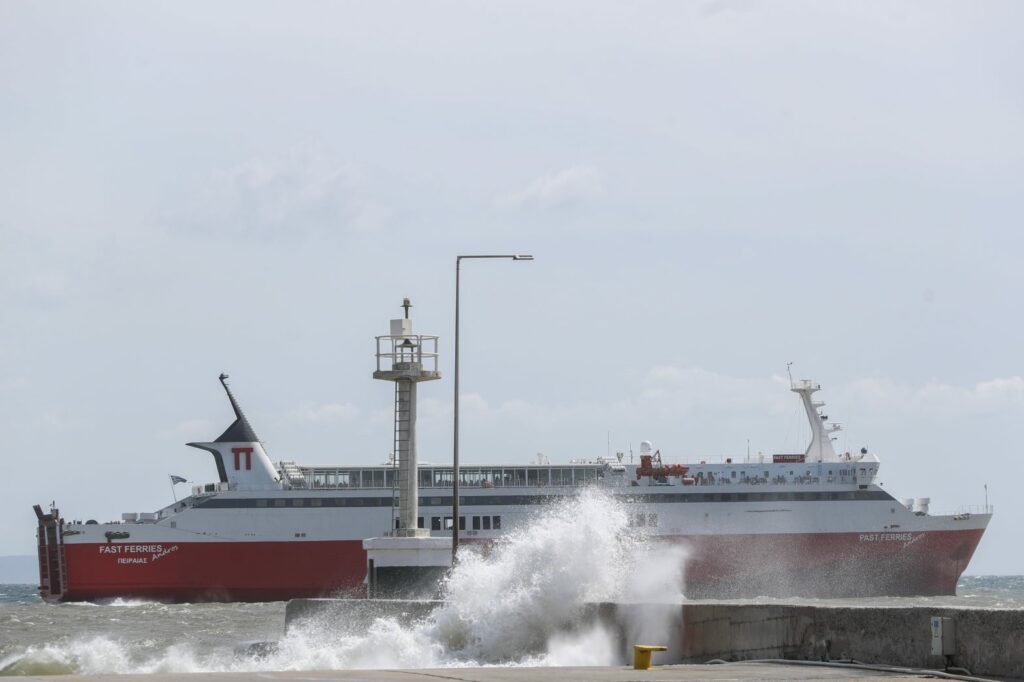 Ραφήνα: Ακινητοποιημένο έξω το λιμάνι το «Fast Ferries Andros»
