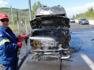Κάηκε ολοσχερώς φορτηγάκι στην Εθνική Οδό Αθηνών - Λαμίας (ΦΩΤΟ)