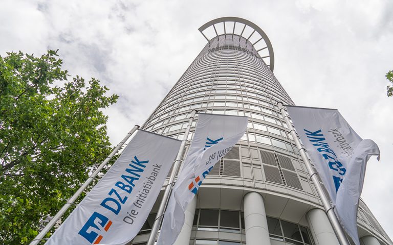 Ελληνική οικονομία: Η DZ Bank επισημαίνει τα περιθώρια βελτίωσης μετά την επενδυτική βαθμίδα