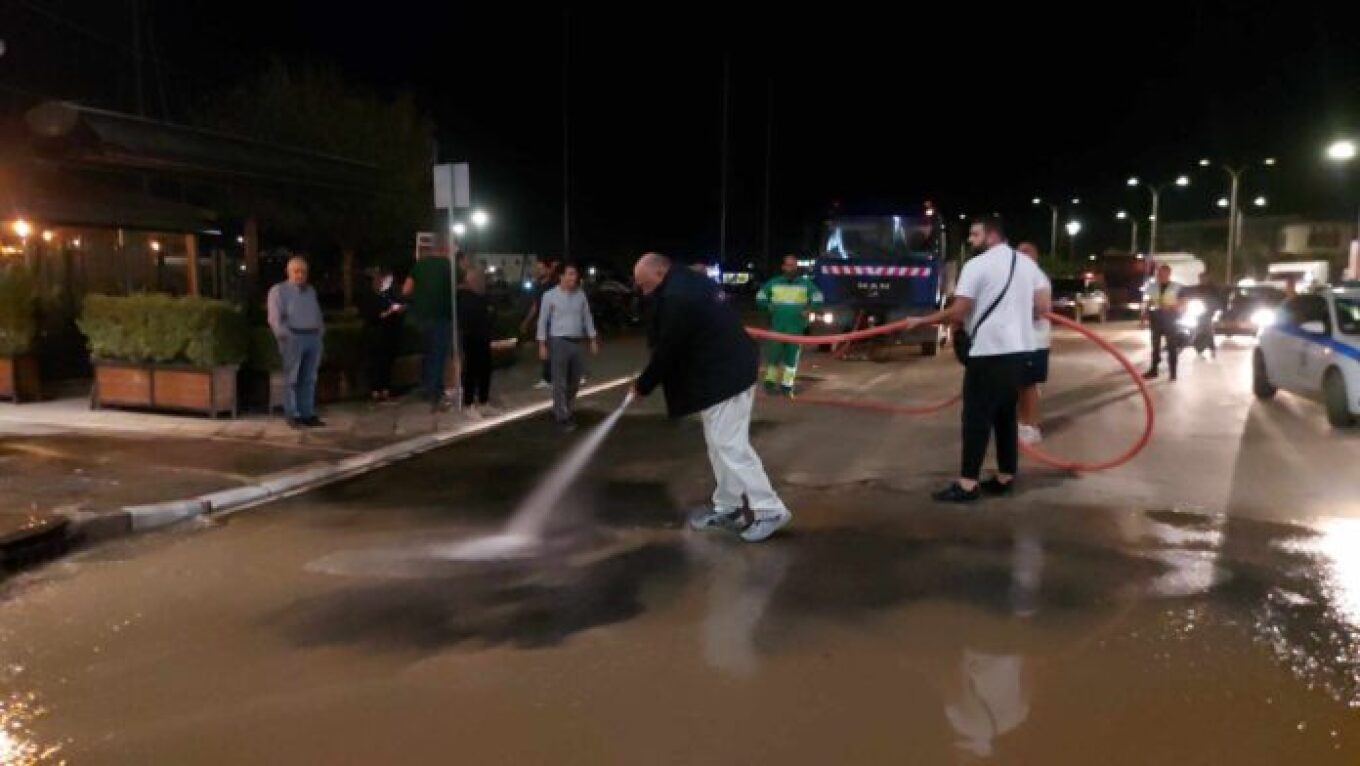 Βόλος: Ο Μπέος καθαρίζει τους δρόμους από τις λάσπες με μάνικα - Βίντεο