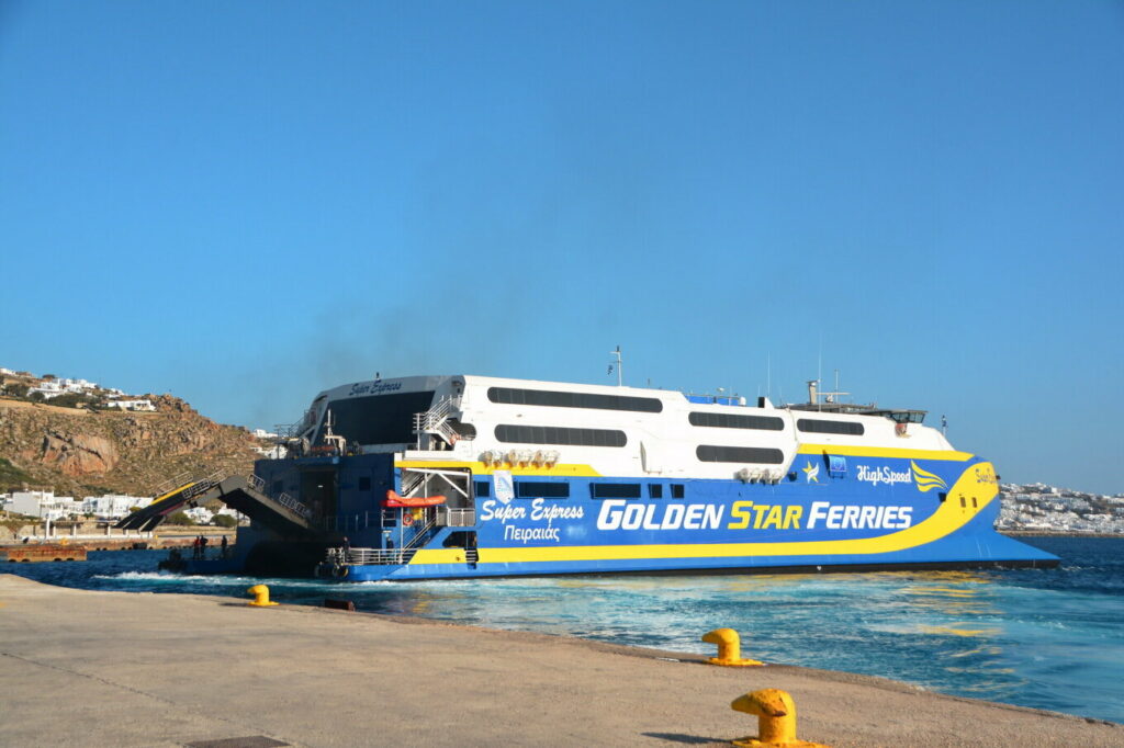 Ταλαιπωρία για 719 επιβάτες στο Super Express: Αντικείμενο μπήκε στη μια από τις μηχανές