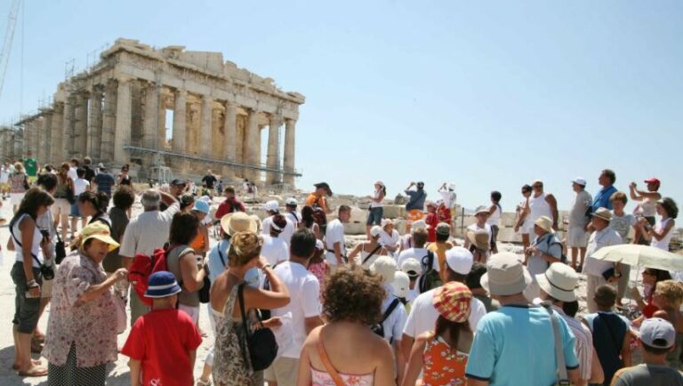 Daily Telegraph: Πώς οι φιλόξενοι Έλληνες τελικά κουράστηκαν από τους τουρίστες