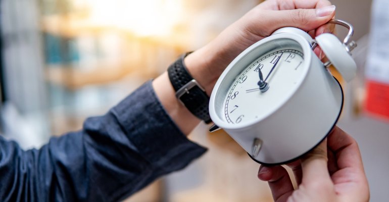 Aλλαγή ώρας 2023: Πότε θα γυρίσουμε τους δείκτες στα ρολόγια