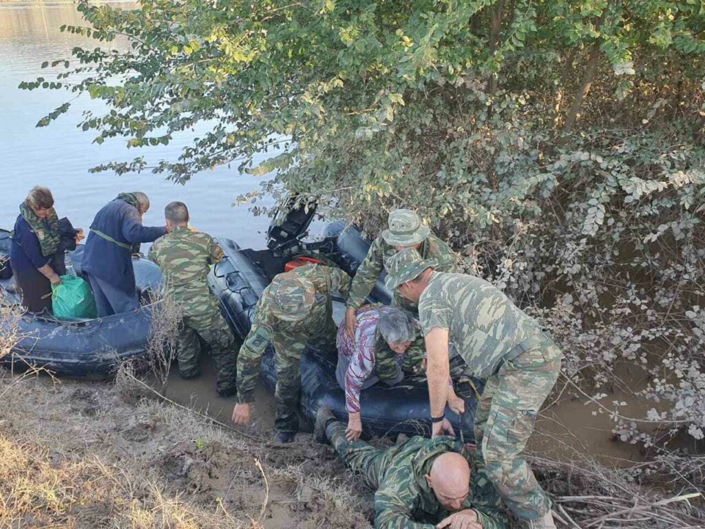Ποιος ειναι ο πεζοναύτης που ξάπλωσε στις λάσπες για να περάσουν πάνω του ηλικιωμένοι πλημμυροπαθείς