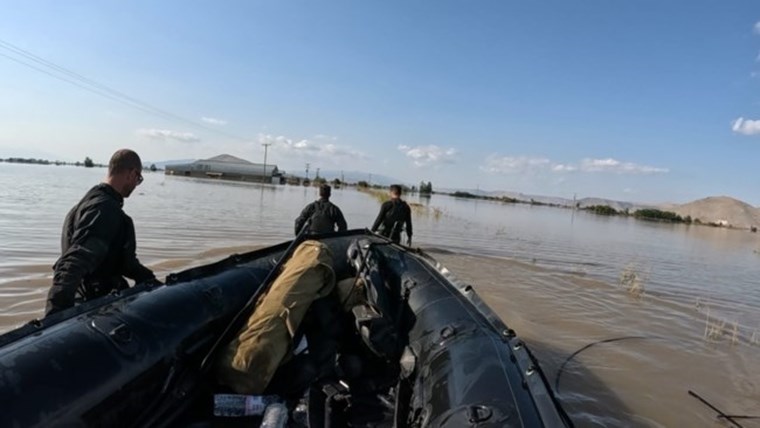 Συγκλονιστικές εικόνες από τις επιχειρήσεις της Μονάδας Υποβρύχιων Αποστολών στην Καρδίτσα