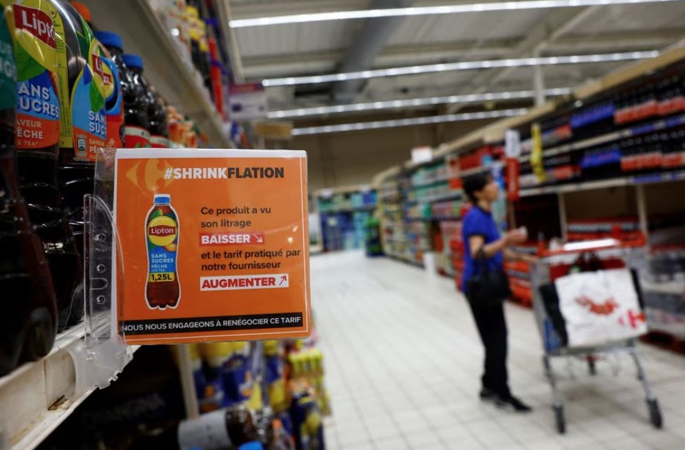 Γαλλία: Η Carrefour «καρφώνει» με ταμπέλες τις εταιρείες που πουλάνε λιγότερο προϊόν αλλά στην ίδια τιμή