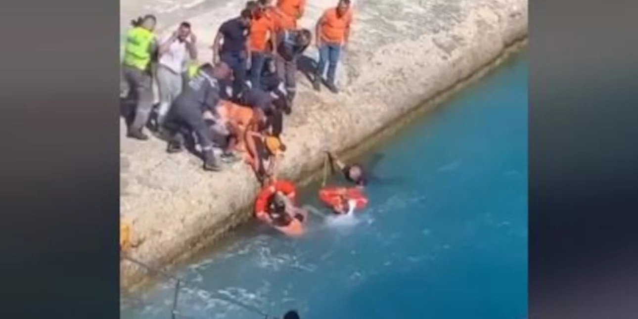 Γυναίκα έπεσε στη θάλασσα όταν πήγε να ανέβει στο πλοίο (βίντεο)