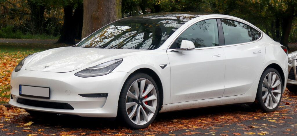 Tesla: Σπάει ρεκόρ παραγωγής
