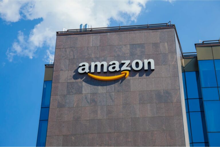 Amazon: Προχωρά σε χιλιάδες νέες προσλήψεις με αύξηση του ωρομισθίου