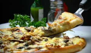 Στα ύψη οι τιμές σε Ιταλία και Γαλλία για πίτσα και κόκορα κρασάτο