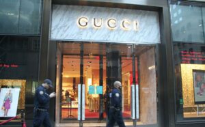 Πτώση μετοχής της Kering και ανησυχία για την Gucci - Τι προβληματίζει την εταιρία