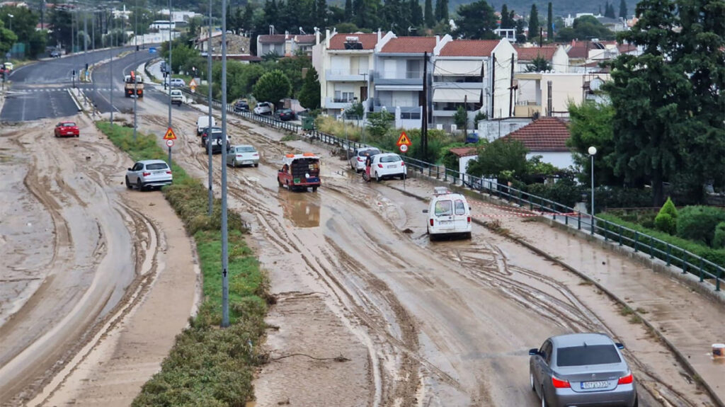 Κακοκαιρία Elias: Στις λάσπες κολλημένα τα αυτοκίνητα στον Βόλο