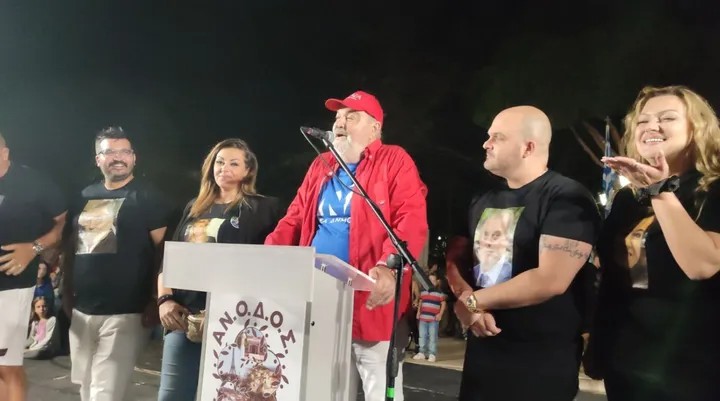 Δήμαρχος πανηγύρισε με καπέλο ΣΥΡΙΖΑ, μπλούζα ΝΔ και παπούτσια ΠΑΣΟΚ