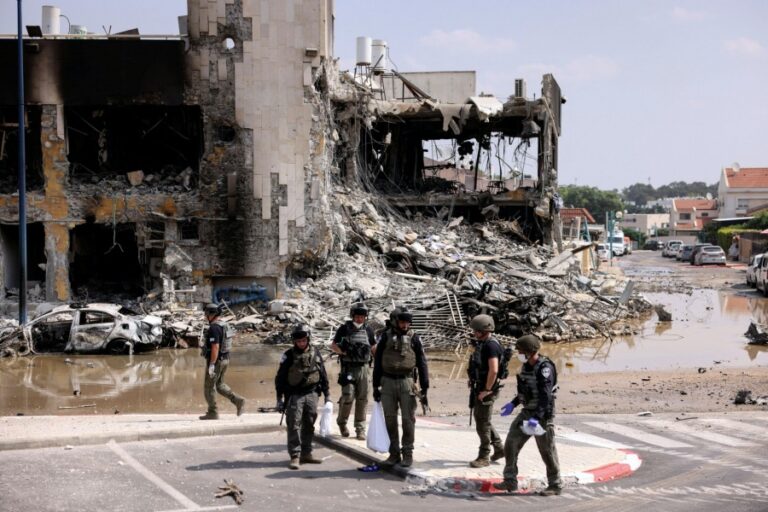 Πόλεμος στο Ισραήλ: Ισραηλινοί στρατιώτες βρήκαν δεκάδες αποκεφαλισμένες σορούς – Τουλάχιστον 1.200 νεκροί συνολικά