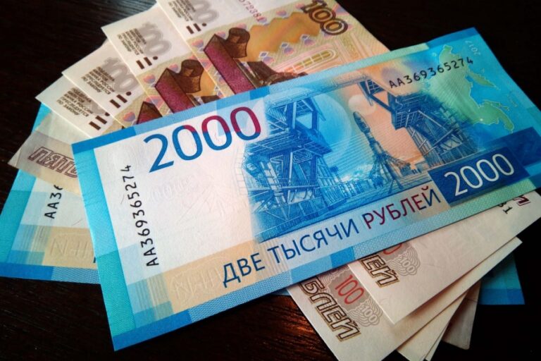 Ρωσία: Επιβάλλει ξανά capital controls για να στηρίξει το ρούβλι
