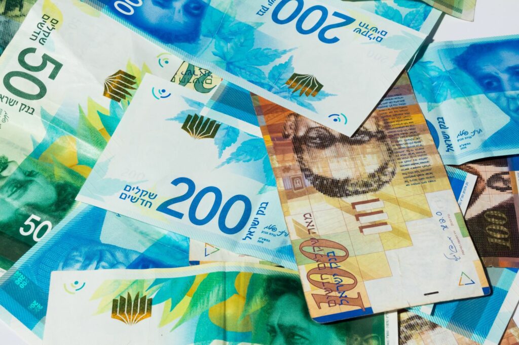 Τρεις μεσαίοι επιχειρηματίες, ιδιοκτήτες φαρμακευτικών εταιριών, τέσσερις μικρές ναυτιλιακές και ένας μεγάλος όμιλος Λιβανέζικων συμφερόντων που δραστηριοποιείται εδώ και χρόνια στη χώρα μας, στην απόρρητη έκθεση των Αμερικανικών Μυστικών Υπηρεσιών για ενδείξεις συνεργασίας με Χαμάς και Χεζμπολάχ, που παραδόθηκε στην Αρχής για το ξέπλυμα!